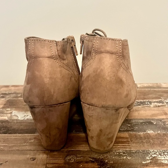 Universal thread 6.5W tan zip booties - Picture 3 of 3